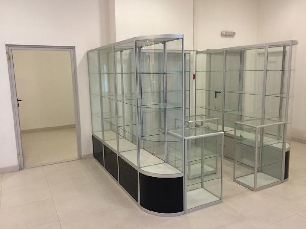 Доставка стеклянных витрин по Москве