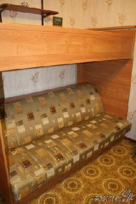 Дешевая доставка двухярусной кровати с диваном по Москве