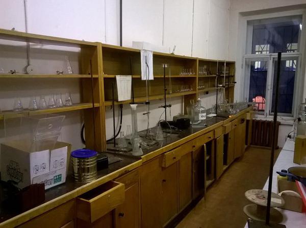 Заказать газель перевезти  большие лабораторные столы по Санкт-Петербургу