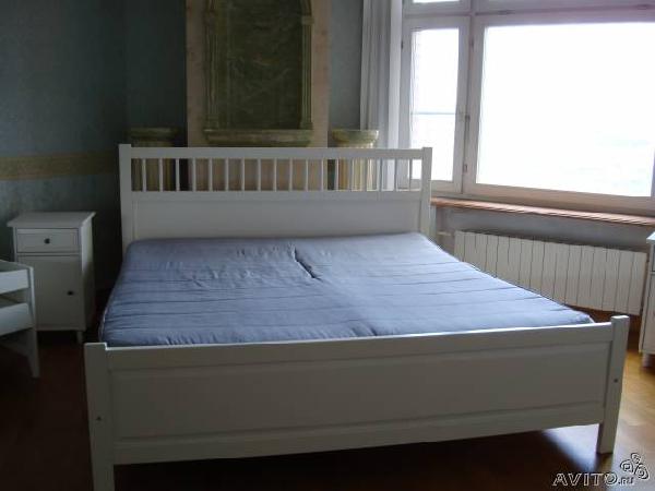 Доставка кровати 2-хспальной белой серей в квартиру по Москве