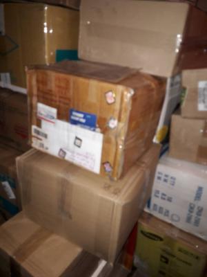 Заказать грузовой автомобиль для доставки вещей : Домашние вещи в коробках и мешках из Кемерова в Кудрово