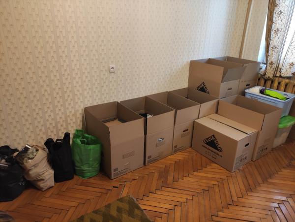 Заказать грузовую газель для доставки личныx вещей : Картонные коробки с вещами из Реутова в Москву